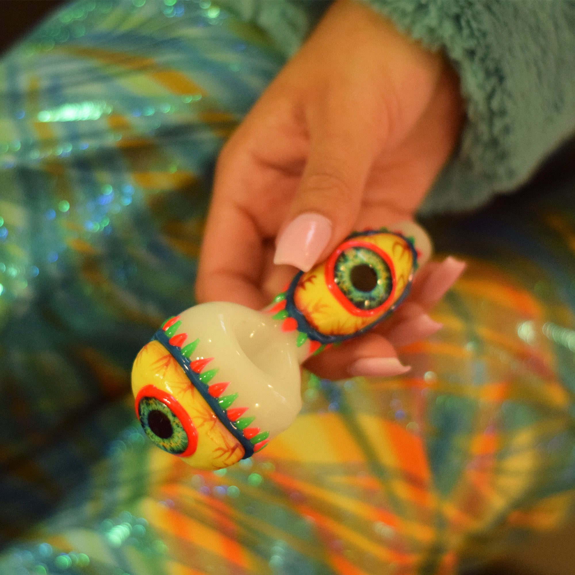 Glowing All Eyes On You Pipe - 4.5in - Image 3